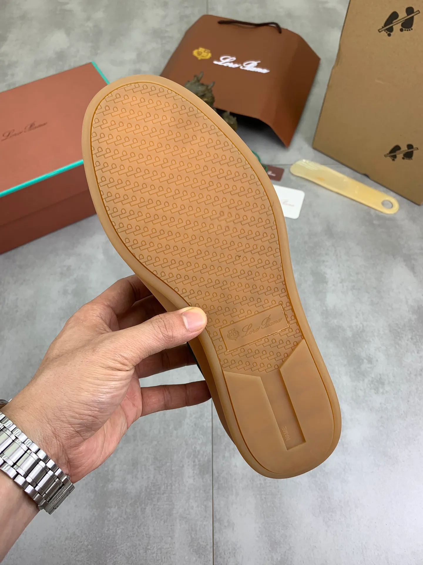 Men's Men's Shoes 💰P540 New 💰High Quality Loro Piana 💯Top Authentic Grade💯Buy the original 1:1 copy💯 Founded the existing Loro Piana company on April 24, 1924. It is now the sixth generation of family business, providing top quality products to customers who are discerning in taste and quality. Imported original fabrics, made of plain calfskin lining. Hand-sewn threads with cowhide feet. Original packaging. Size: 38-45. 7⃣️ colors available.